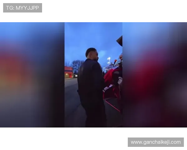 库尼亚赛后儿子帮签名温情举动